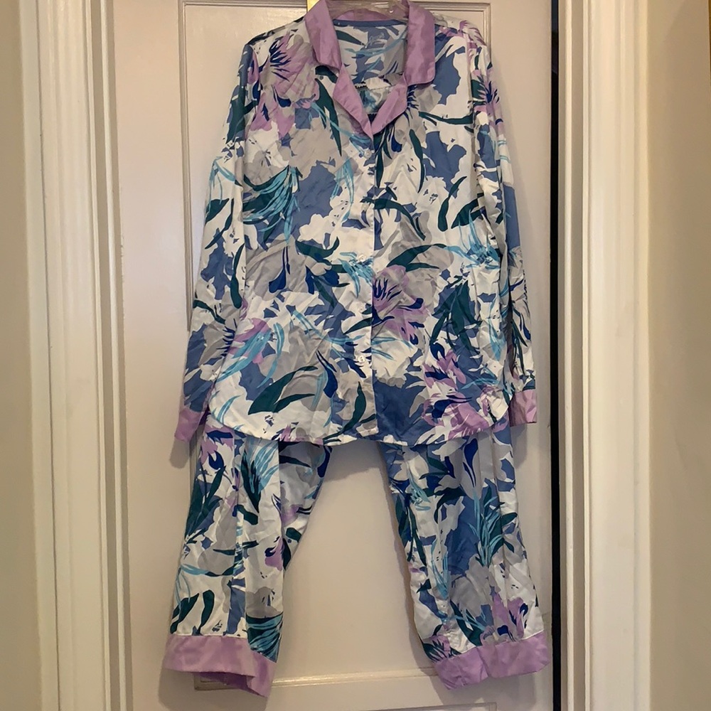 JACLYN SMITH COLLECTION PAJAMA. LAVENDER FLORAL SL